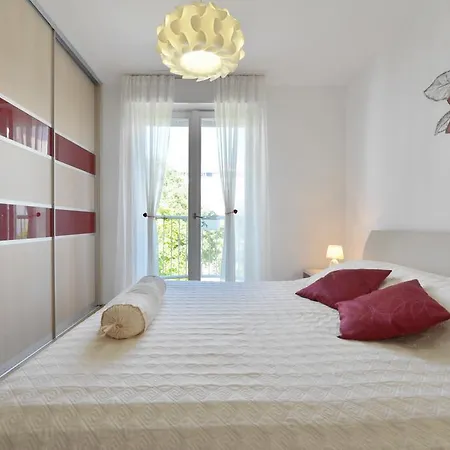 Cozy Beach Apartment Split Apartment *